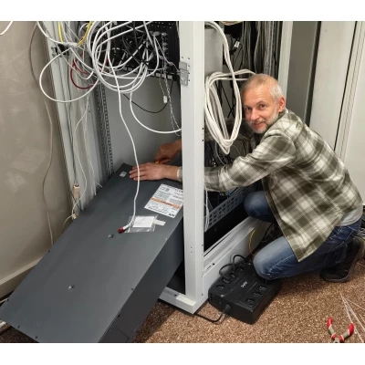 Montaż UPS oraz Baypas'a w szafie rackowej